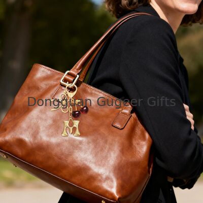 GUGEER Cherry Keychain Cute Bag Charm Mujeres llavero de cuero llaves de coche regalo día de la madre cumpleaños bolso de San Valentín accesorio