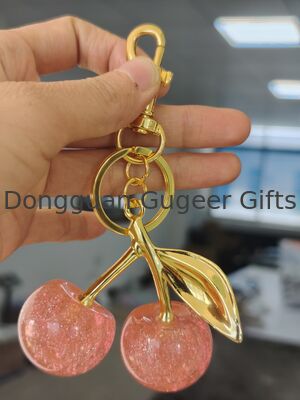 Gugeer 2 Piezas Encanto de Bolso de Cereza, Llavero de Cereza para Bolso de Mujer, Encanto de Bolso de Cereza de Resina Linda para Bolsos, Llavero Brillante de Fruta Roja Accesorios para Llaves de Coche, Regalos Kawaii para Cumpleaños Mamá Navidad