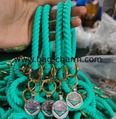 GUGEER Heart Key Chain, Silicon Wristlet Keychain Bangle Keyring Bracelet Holder for Women Girl