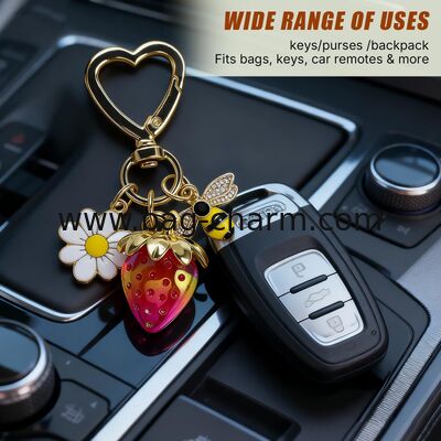 GUGEER Cute Clavier de fresa,Bolso de encantos,Kawaii Flor de corazón Daisy llaveros Accesorios Decoración para niñas Bolso Regalo