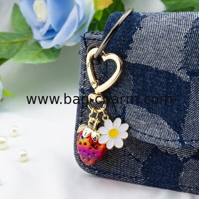 GUGEER Cute Clavier de fresa,Bolso de encantos,Kawaii Flor de corazón Daisy llaveros Accesorios Decoración para niñas Bolso Regalo